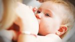 Kritiker hatten recht: Impf-mRNA in Muttermilch – Mainstream hinterfragt Sicherheit ein Jahr zu spät