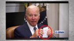 US-Präsident Biden präsentiert versehentlich verstörenden Spickzettel: “Setzen Sie sich auf IHREN Platz!”