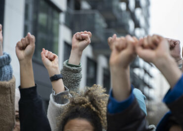 Frankreich: Massenproteste gegen WEF-Macrons Pensionsreform