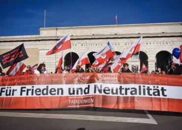 „Rücktritt Bundesregierung!“ – Fairdenken-Demo in Wien zum Lockdown-Jahrestag am 16. März