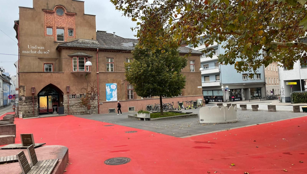 Völlig irrer Wahlkampfgag – ganze Plätze werden rot eingefärbt: verantwortlich ist die ÖVP