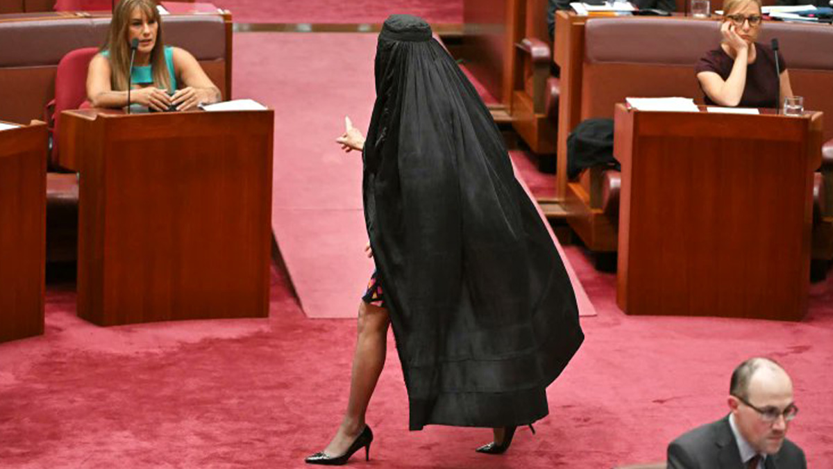 Senatorin erschien vollverschleiert im Parlament: Linker Aufschrei über Burka-Stunt