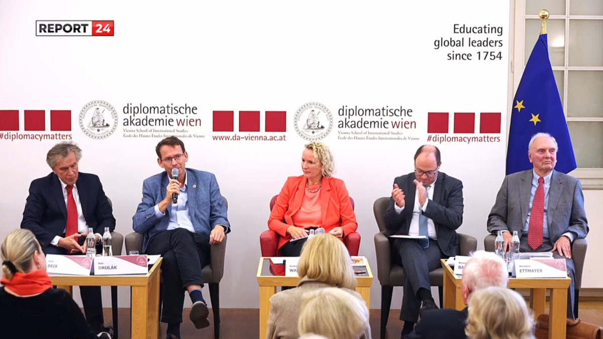 Neutralität, Sanktionen, Spaltung: beeindruckende Diskussion zu Europas Identitätskrise