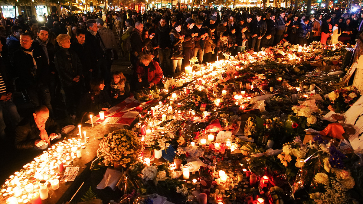 Zehn Jahre nach der Pariser Terrornacht: Der “Krieg gegen unsere Welt” geht weiter